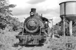 Lok No. 182 der FEGUA (Ferrocarriles de Guatemala) beim Wasserhalt auf einem Unterwegsbahnhof zur Grenze nach El Salvador. (19.11.1971) <i>Foto: Jörg Schulze</i>