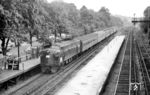 Lok No. 5043 der Penn Central (PC) fährt mit einem Reisezug durch die Station Yonkers am Hudson River in New York. Die PC entstand am 1. Februar 1968 aus der Fusion der einstigen Erzrivalen New York Central Railroad (NYC), der Pennsylvania Railroad (PRR) New York und der New Haven and Hartford Railroad (kurz New Haven). Schon zwei Jahre später, am 21. Juni 1970 ging die Gesellschaft in Konkurs. Die Lok wurde 1958 bei der Electro-Motive Division von General Motors gebaut. Besteller und einziger Abnehmer der gesamten Baureihe FL9 von 60 Lokomotiven war die Eisenbahngesellschaft New Haven. Ihre Besonderheit war, dass sie nicht nur als Diesellok fahren konnte, sondern auch als E-Lok mit 600 V über Stromschiene und konnte so die unterirdische Grand Central Station in Manhatten anfahren. Penn Central änderte die ursprünglichen Loknummern #2000 bis #2059 in #5000 bis #5059. Die 1800 PS starke Lok erreichte eine Geschindigkeit von 90 mph (ca. 145 km/h). (01.10.1971) <i>Foto: Jörg Schulze</i>