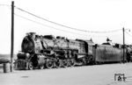 Die Pennsylvania Railroad No. 6755 gehört zur Baureihe M1b (4-8-2, Typ „Mountain“), die im Juni 1930 von der bahneigenen Altoona Works für die Pennsylvania Railroad für den Güterverkehr auf Hauptstrecken gebaut wurde. Nach ihrer Außerdienststellung im Jahr 1957 wurde die Lok von der Pennsylvania Railroad restauriert und im Eisenbahnmuseum von Pennsylvania in Strasburg im Freien ausgestellt. Seitdem hat sich ihr Zustand rapide verschlechtert; Anfang der 2000er-Jahre mussten die Kesselverkleidungen entfernt werden. Die anhaltenden Witterungseinflüsse haben wesentliche Teile der Lokomotive stark beschädigt und zu strukturellem Rost geführt. Im Juli 2025 kam sie in den neu gebauten Lokschuppen. (03.10.1971) <i>Foto: Jörg Schulze</i>