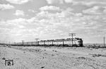 Ein Amtrak-Zug mit vier Loks der Union Pacific (vorne die EMD F7 No. 447) in der Continental Divide (Kontinentale Wasserscheide) bei Albuquerque (New Mexico). Die Kontinentale Wasserscheide trennt in Nord- und Zentralamerika die Einzugsgebiete jener Flüsse voneinander, die in verschiedene Ozeane fließen. Dabei handelt es sich um den Pazifik (nach Westen), den Arktischen Ozean (nach Norden) und den Atlantischen Ozean über den Golf von Mexiko (nach Südosten). (09.10.1971) <i>Foto: Jörg Schulze</i>