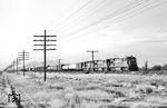 Ein Güterzug mit drei dieselelektrischen Loks der Southern Pacific (No. 8659 + 8662 + 9131) bei Tucson (Arizona). Der Name "Tucson" entstammt der Sprache der Tohono-O’Odham-Indianer. Ihr Name des Gebiets, Chuk Shon, bedeutet „am Fuß des schwarzen Berges“. Die Stadt war bereits um 12.000 v. Chr. von Paläoindianern besiedelt.  (10.10.1971) <i>Foto: Jörg Schulze</i>