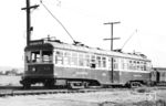 Die Pacific Electric Railway Company (PE), im Volksmund 'Red Cars' genannt, war ein in Privatbesitz befindliches Nahverkehrssystem in Südkalifornien, das aus elektrisch betriebenen Straßenbahnen und Überlandbahnen bestand. In den 1920er Jahren war es mit 2400 Kilometern Gleislänge das größte elektrische Bahnsystem der Welt. Neben den Stadtzentren von Los Angeles und San Bernardino verband es die Countys von Orange und Riverside. Die letzte 'Interurban' fuhr 1961 nach Long Beach. Erst 1990 gab es mit der neu gebauten Blue Line der öffentlich-rechtlichen Los Angeles Metro Rail wieder stadtbahnartigen Verkehr in Los Angeles. Der Triebwagen 717 gehört zum Bestand von insgesamt 35 Fahrzeugen der PE, die im Southern California Railway Museum in Perris bei San Diego (Kalifornien) aufbewahrt werden. (11.10.1971) <i>Foto: Jörg Schulze</i>