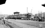 Eine Mehrfachtraktion mit No. 305 der Atchison, Topeka and Santa Fe Railway (kurz Santa Fe) im Bahnhof San Diego. Der "Santa Fe Depot" genannte Bahnhof ist der wichtigste der kalifornischen Stadt San Diego. Der Bahnhof ist südlicher Endpunkt des Pacific Surfliner von Amtrak aus San Luis und des COASTER-Nahverkehrszuges aus Oceanside. Bei Amtrak ist er als drittmeistfrequentierter Bahnhof Kaliforniens gelistet, hinter der Los Angeles Union Station und dem Bahnhof von Sacramento. Er wird auch von Güterzügen zum Hafen in San Diego und nach Tijuana/Mexico befahren. (13.10.1971) <i>Foto: Jörg Schulze</i>