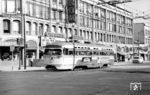 Neben den bekannten 'Cable Cars' verkehrt in San Francisco auch die Straßenbahnlinie F Market & Wharves. Ihre Besonderheit ist, dass ausschließlich historische Triebwagen eingesetzt werden. Dazu gehört der PCC-Wagen No. 1167. Der PCC-Wagen (PCC streetcar) ist ein in den 1930er Jahren in den USA entwickelter, vierachsiger Großraumstraßenbahnwagen. Das Akronym PCC steht für "Presidents’ Conference Committee", also um ein Fahrzeug, dessen Baumerkmale im Oktober 1929 in der Direktorenkonferenz der US-Verkehrsbetriebe festgelegt wurden. In den USA standen um 1920 rund 80.000 elektrische Triebwagen für den Personenverkehr im Einsatz. Diese sollten standardisiert werden. Die Anforderungen waren eine hohe Beschleunigung (von 0 auf 40 km/h in weniger als 10 Sekunden), ein gutes Bremsverhalten (aus 40 km/h zum Stillstand in weniger als 4 Sekunden), eine hohe Laufruhe, geringe Fahrgeräusche, ein niedriger Wartungsaufwand, die Eignung für den Einmannbetrieb, ein hoher Fahrgastkomfort, ein geringes Gewicht und ein ein modernes Design. Das Ergebnis der Überlegungen war dieser gut gefederte vierachsige Triebwagen in selbsttragender Leichtbauweise. (14.10.1971) <i>Foto: Jörg Schulze</i>