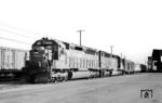 Amtrak-Zug 98 "Cost Daylight" mit SP 3206 und 3203 im Bahnhof San Francisco. Der Zug verkehrte zwischen Los Angeles und San Francisco, auf der Küstenlinie der Southern Pacific Railroad (SP). Er wurde als „schönster Personenzug der Welt“ beworben und zeichnete sich in den 1930er Jahren durch seine besondere rot-orange-schwarze Lackierung aus. Der Zug fuhr von 1937 bis 1974. Amtrak übernahm am 1. Mai 1971 den Fernverkehr in den Vereinigten Staaten. Der "Coast Daylight" wurde als Zug beibehalten, dessen nördlicher Endpunkt nach Oakland (Kalifornien) verlegt wurde, wo Anschluss an den "California Zephyr" bestand. 1974 fusionierte der "Coast Daylight" mit dem "Coast Starlight". Der Name "Coast Daylight" wurde am 19. Mai 1974 aufgegeben. (14.10.1971) <i>Foto: Jörg Schulze</i>