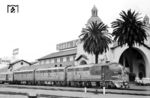 Amtrak-Zug "San Diegan" mit den Loks A 301, B 321 und B 300 der Atchison, Topeka and Santa Fe Railway (kurz Santa Fe) im Bahnhof San Diego. Die EMD F7-Lok trägt das seit 1937 vom Industriedesigner Leland Knickerbocker entworfene und berühmt gewordene „Warbonnet-Design“ (Federhaube der Indianer) mit einer roten Front und einem gelben Frontkreuz. (15.10.1971) <i>Foto: Jörg Schulze</i>
