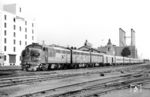 Der Amtrak-Zug "San Diegan" verlässt mit den Loks A 301, B 321 und B 300 der Santa Fe Railway den Bahnhof San Diego, auch "Santa Fe Depot" genannt. Die 350 Meilen bzw. 563 Kilometer lange Verbindung bis San Luis Obispo legte der Zug in etwa 8,5 Stunden zurück. (15.10.1971) <i>Foto: Jörg Schulze</i>