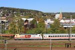 101 110 erinnerte an die letzten 55 Jahre des Intercity. Die Intercity-Züge lösten 1971 die F-Züge ab und fuhren im Gegensatz zu diesen in einem Taktfahrplan mit sogenannten „Systemhalten“ auf anfangs vier Linien, welche die wichtigsten Wirtschaftszentren der damaligen Bundesrepublik Deutschland (Bremen, Hamburg, Hannover, Rhein/Ruhr, Rhein/Main, Rhein/Neckar, München und Nürnberg) und Basel miteinander verbanden. „Systemhalt“ bedeutete dabei, dass jeder Zug der Linie einen planmäßigen Halt auf bestimmten Bahnhöfen hatte. Dabei waren die Fahrpläne von Beginn an so gestaltet, dass in fünf wichtigen Knotenbahnhöfen (z.B. Köln, Dortmund, Frankfurt/M) jeweils zwei Züge verschiedener Linien gleichzeitig am selben Bahnsteig gegenüberstanden und so Umsteigeverbindungen mit minimalem Zeitaufwand, aber größtmöglicher Anschlusssicherheit boten. Zum Beginn des Sommerfahrplans am 27. Mai 1979 wurde das Programm IC ’79 mit den Slogans „Jede Stunde, jede Klasse“ und „nur die Straßenbahn fährt öfter“ in allen Zügen auch mit Wagen der zweiten Wagenklasse eingeführt und der Takt auf einen exakten Stundenrhythmus verdoppelt. (07.10.2026) <i>Foto: Wolfgang Bügel</i>