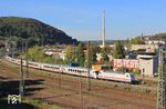 Schlusslok am Abschieds-IC 111 von Hamburg-Altona nach München Hbf war die in den IC-Farben lackierte 101 013. Der Zug fährt am ehemaligen Stellwerk "Ef" vorbei durch Wuppertal-Steinbeck. (07.10.2026) <i>Foto: Wolfgang Bügel</i>