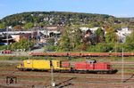 Der Schienenreinigungszug Bauz 82055 nach Bochum Nord soll im Herbst mit Hochdruckreinigung der Schmierfilmbildung auf den Gleisen vorsorgen. Zuglok ist 212 325 der EfW-Verkehrsgesellschaft Frechen, die 1966 fabrikneu ins Bergische Land kam und hier in Wuppertal-Steinbeck bis 31.12.1991 stationiert war. (07.10.2026) <i>Foto: Wolfgang Bügel</i>