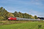 Zwischen dem 4. September und 30. Oktober 2026 fanden Bauarbeiten zwischen Duisburg Hbf und Essen Hbf statt. Um für die Pendler zwischen Düsseldorf und Essen eine Verkehrsverbindung ohne Schienenersatzverkehr zu ermöglichen, bestellte der Verkehrsverbund Rhein-Ruhr (VRR) bei der TRI Train Rental GmbH Zugleistungen auf der sonst nur noch im S-Bahn-Betrieb genutzten direkten Strecke von Düsseldorf Hbf über Kettwig nach Essen Hbf. TRI 145 097 ist hier mit dem Ersatzverkehrszug RE 28088 nach Düsseldorf Hbf bei Kettwig unterwegs. (04.10.2026) <i>Foto: Zeno Pillmann</i>