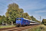 Die Ersatzzugleistungen auf der Strecke Düsseldorf Hbf – Kettwig – Essen Hbf fahren unter der Bezeichnung RE 100 "Kaiserberg-Sprinter". Eingesetzt werden dazu TRI-eigene Wagen der Bauart n mit Lokomotiven der Baureihe 145. 145 087 bespannt hier den RE 28082 nach Düsseldorf bei Kettwig. (04.10.2026) <i>Foto: Zeno Pillmann</i>