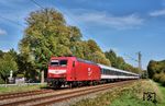 Und die rote Variante der TRI 145 097 an gleicher Stelle bei Kettwig vor dem Ersatzzug RE 28088 nach Düsseldorf. (07.10.2026) <i>Foto: Zeno Pillmann</i>