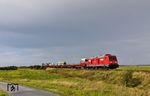 Auf Sylt wechseln sich Sonne, Wolken und kurze Schauer meist mehrmals am Tag ab. So fahren auch die Züge bei ständig alternierenden Lichtverhältnissen vor die Linse wie hier 245 022 mit AS 1441 nach Niebüll zwischen Keitum und Morsum. (31.08.2026) <i>Foto: Joachim Bügel</i>