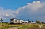 Der mit einer Pünktlichkeitsquote von 10 % (September 2026) verkehrende ICE 2310 mit 248 501 und Tz 1814 bei Morsum (Sylt). An diesem Tag hatte der Zug wieder seine "planmäßige" Verspätung von einer Stunde. (31.08.2026) <i>Foto: Joachim Bügel</i>