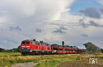 Die einstündige Verspätung des ICE 2310 führte an diesem Tag dazu, dass alle anderen Züge aus Niebüll auch verspätet wurden. So erschien der Autozug AS 1442 mit 218 390 und 218 385 bei Morsum wie selbstverständlich wieder ohne Sonne. (31.08.2026) <i>Foto: Joachim Bügel</i>