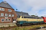 218 330 am RE 11081 nach Husum im Bahnhof Keitum. Das Empfangsgebäude entstand 1927 als zweigeschossiger Giebelbau aus roten Backsteinen im Märkischen Verband, mit Bahnhofswirtschaft und angebautem Güterschuppen. Das Gebäude steht "als Teil der Marschbahn und Zeugnis für die Verkehrsentwicklung sowie der touristischen Entwicklung Keitums wie auch der gesamten Insel Sylt" unter Denkmalschutz. Seit 2008 gehört das Bahnhofsgebäude der Gemeinde Keitum. (31.08.2026) <i>Foto: Joachim Bügel</i>