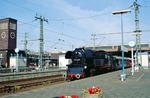 Etwas befremdlich wirkt die Reichsbahnlok 65 1049 im Westen Deutschlands. Mangels Alternativen fuhr sie im Sommer 1998 mehrere Sonderzüge ab Düsseldorf. (20.08.1998) <i>Foto: Joachim Bügel</i>