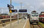 248 501 mit Tz 1814 als ICE 2375 nach Frankfurt/M im Bahnhof Westerland (Sylt). Warum die DB den Zug als "ICE" vermarktet, bleibt wohl ihr Geheimnis. Es hat schon ein gewisses Geschmäckle, da der Zug nichts mit dem Komfort eines ICE gemein hat. Der einzige Vorteil ist, dass diesmal alle Fensterplätze auch wirklich am Fenster angeordnet wurden und niemand mehr vor einer Außenwand sitzen muss. (01.09.2026) <i>Foto: Joachim Bügel</i>