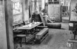 Pausenplatz im Raw Görlitz, der interssanterweise nicht von der übrigen Werkhalle abgetrennt war. Man frühstückte also im Dreck und Staub der Produktionsstätte. (30.07.1985) <i>Foto: Heiko Kußmann</i>