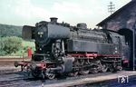 Die Darmstädter 65 001 wartet vor dem Schuppen in Wiebelsbach-Heubach (seit 2005: Groß-Umstadt Wiebelsbach). Hier verzweigt sich die aus Richtung Erbach kommende Odenwaldbahn in die Streckenäste nach Darmstadt und Hanau. Neben dem zweiständigen Lokschuppen besaß der Bahnhof eine Drehscheibe (16 m Durchmesser), eine Schlackegrube und eine Bekohlungsanlage sowie ein Übernachtungsgebäude für die Lokpersonale. (05.1967) <i>Foto: Rolf Hahmann</i>