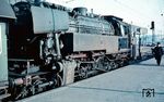 65 013 (Bw Essen Hbf) mit einem Nahverkehrszug nach Düsseldorf in Essen Hbf. Für den S-Bahnänlichen Wendezugbetrieb auf der Strecke Düsseldorf–Kettwig–Essen wurde die Lok 1955 mit einer Hagenuk-Wendezugsteuerung ausgestattet. Damit der Heizer eine bessere Streckensicht hatte, wurden die Wendezugloks (fototechnisch ungünstig) immer mit dem Kessel zum Zug gekuppelt. (04.1962) <i>Foto: Rolf Hahmann</i>