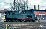In Schorndorf begann der Fahrdraht auf der Remstalbahn nach Stuttgart. In Schorndorf fand auch der planmäßige Lokwechsel für die Aalener 78er statt. In der Bw-Ast Schorndorf wartet 78 323 auf die Rückfahrt nach Aalen. (04.1969) <i>Foto: Rolf Hahmann</i>