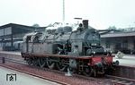 Die Vohwinkler Wendezuglok 78 381 im Bahnhof Wuppertal-Oberbarmen. Seit November 1963 begann der Stern der Wuppertaler T 18 zu sinken, als die ersten V 100 auftauchten. Als letzte T 18 wurde 78 159 am 29. Mai 1967 in Wuppertal-Vohwinkel abgestellt. Damit endete eine 45-jährige Beheimatung der Preußen in Wuppertal. (05.1964) <i>Foto: Rolf Hahmann</i>