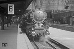 01 229 (Bw Würzburg) wartet in Frankfurt Hbf auf die Rückfahrt nach Würzburg. Die Lok erhielt am 04.11.1958 einen Neubaukessel. (1953) <i>Foto: Robin Fell</i>