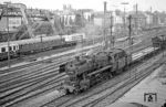 Während das Personal der 052 781 (Bw Wuppertal-Vohwinkel) in Wuppertal-Oberbarmen auf das Ende der Bremsprobe am Ng 17602 wartet, rauscht eine 103 mit dem IC 122 "Wilhelm Busch" (München - Hannover) durch den Bahnhof. (21.06.1972) <i>Foto: Joachim Bügel</i>