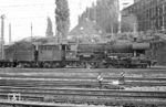 Auch 052 781 hatte den Weg über das Bw Wuppertal-Langerfeld (1954 - 1964) zum Bw -Vohwinkel genommen und wurde mit dem Dampfende in Wuppertal ebenfalls nach Duisburg-Wedau umstationiert. Vor der letzten Wuppertaler Dampfleistung des Ng 17602 steht sie im Bahnhof Wuppertal-Oberbarmen, wobei sich der Protagonist des Fotos heute fragt, wie er damals unbemerkt an diese Fotostelle unmittelbar zwischen Ferngleis und Wupper gelangen konnte. Es Ortskundiger konnte aufklären: Am Ende des Brückengeländers der Brändströmbrücke gab es ein kleines Törchen, welches zu einem Treppenabstieg direkt an das Ferngleis Richtung Elberfeld führte. Auf den Platten des Kabelkanales konnte man dann sogar bis zum Bahnhof gehen. Alles nicht erlaubt, aber möglich. (21.06.1972) <i>Foto: Joachim Bügel</i>