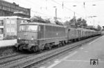 Nachdem der Dampfzug weg war, wurden aus lauter Langeweile noch ein paar Züge mit der modernen Traktion fotografiert, ohne zu ahnen, dass es den Bahnhof Wuppertal-Oberbarmen in dieser Form ein paar Jahre später nicht mehr geben wird. Den Anfang machte 110 402 vom Bw Köln-Deutzerfeld vor dem E 1644 (Kassel - Köln). (23.06.1972) <i>Foto: Joachim Bügel</i>