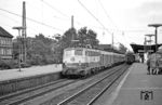 Ohne Halt geht es für 112 311 vom Bw Dortmund Bbf vor dem D 532 (Westerland/Sylt - Köln) durch den Bahnhof Wuppertal-Oberbarmen. (23.06.1972) <i>Foto: Joachim Bügel</i>
