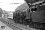 41 293 hat mit D 82 nach Siegen den Bahnhof Wuppertal-Elberfeld (heute Wuppertal Hbf) erreicht. Über der Lok sind noch die Reste der Hallendachkonstruktion zu erkennen. (1953) <i>Foto: Robin Fell</i>