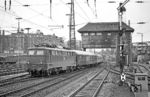 Als Wuppertal-Oberbarmen noch ein Schnellzughalt war: 110 256 vom Bw Hamburg-Eidelstedt fährt mit dem D 539 (Köln - Hamburg-Altona) nach Gleis 4 ein. Damals war es üblich, dass die längeren Schnellzüge in das Überholungsgleis fuhren, da der Bahnsteig dort länger war als im durchgehenden Hauptgleis 3. Der Anfängerfehler des 15-jährigen Schülers war natürlich der abgeschnittene Signalflügel. (23.06.1972) <i>Foto: Joachim Bügel</i>