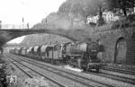 Die als Vorbild für ein Fleischmann-Modell dienende 050 058 vor dem Ng 17602 in Wuppertal-Barmen. Oberhalb des Stegs wohnte einst Carl Bellingrodt in der Siegesstraße 94. Die Lok war erst im April 1972 aus Bestwig nach Wuppertal gekommen und wanderte bereits zum 30.09.1972 nach Duisburg-Wedau ab. (17.07.1972) <i>Foto: Joachim Bügel</i>