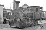 Die älteste T3, die noch aktiv die DB-Zeit erlebte, war die Werklok 004 des AW Siegen (Henschel 1594/1883). Geliefert wurde sie an die KED Cöln rechtsrheinisch, wo sie unter der Nummer 1770 in Dienst gestellt wurde. Über mehrere Zwischenstationen gelangte sie an die KED Elberfeld. 1923 wurde sie an das RAW Siegen abgegeben, das sie noch bis Anfang der 1960er Jahre einsetzte. Danach gelangte sie als Anschauungsobjekt zur Lokführerschule Clausen in Wuppertal-Barmen. Eine Reichsbahnnummer ist an diese Lok nie vergeben worden. Die direkte Schwestermaschine, Henschel 1595/83, wurde dagegen zur 89 7005. Durch eine Verwechselung im Umzeichnungsplan oder dem Bestreben, der Lok ohne Rücksicht auf die Fakten eine DRG-Nummer zu verpassen, wurde die 004 bei ihrem nächsten Standort auf einem Kinderspielplatz in Schwalbach/Ts zeitweise mit eben dieser fiktiven Nummer versehen. Hier präsentiert sie sich nach einer äußerlichen Aufarbeitung im Bw Wuppertal-Vohwinkel. (24.07.1972) <i>Foto: Joachim Bügel</i>