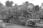 Die kalt abgestellte 050 606 in ihrem Heimat-Bw Wuppertal-Vohwinkel. Der Schüler, der damals noch mit einer ungestümen Haarpracht unterwegs war, nahm die Gelegenheit wahr und ließ sich von seiner Bahn-Begleitung auf dem Führerstand fotografieren. (24.07.1972) <i>Foto: Joachim Bügel</i>
