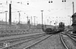 Alles, was hier zu sehen ist, gehört der Vergangenheit an. Der Bahnhof Wuppertal-Langerfeld an der alten BME-Strecke im Osten Wuppertals war einst der bedeutendste Personenbahnhof Wuppertals. Neben einem Bahnbetriebswerk, das früher sogar Schnellzugloks der Baureihe 03 beheimatete, war er der Zugbildungsbahnhof für alle westwärts fahrenden Züge. Nach dem Krieg wurden die Aufgaben nach Hagen abgegeben. Im Mai 1964 wurde das Bw Langerfeld geschlossen. Der hier zu sehende Abstellbahnhof für den Nahverkehr blieb übrig. Am 10. Juli 1969 wurde zudem ein Containerbahnhof eröffnet, dem gerade ein Wagen durch 260 563 zugestellt wird. Nördlich des Abstellbahnhofs gab es einige Verschiebegleise für den Frachtenverkehr sowie an der Jesinghauser Straße eine Güterabfertigung. Rechts steht das Stellwerk "Ln", links neben der Wagenhalle parkt 050 439, die die Zugleistung des Ng 17602 übernehmen wird. Heute ist dies alles Geschichte. (24.07.1972) <i>Foto: Joachim Bügel</i>