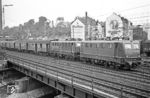 Aus dem Abstellbahnhof Wuppertal-Langerfeld kommend stellen 141 204 (Bw Hagen-Eckesey) und 140 004 (Bw Köln-Deutezrfeld) den P 3624 nach Krefeld in Wuppertal-Oberbarmen bereit. (24.07.1972) <i>Foto: Joachim Bügel</i>