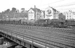 050 439 fährt mit dem Ng 17602 aus Wuppertal-Wichlinghausen in Wuppertal-Oberbarmen ein. Unter den Gleisen fließt die Wupper hindurch. (24.07.1972) <i>Foto: Joachim Bügel</i>