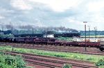 Um 10.54 Uhr ist 012 068 mit dem E 1806 nach Essen im Bahnhof Rheine gestartet und fährt kurze Zeit später am Wärterstellwerk "Rm" im Rangierbahnhof Rheine vorbei. (06.1971) <i>Foto: Jürgen Hagemann</i>