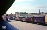 Der Hannoversche Bahnhof (bis 1892 Venloer Bahnhof) war ein früherer Kopfbahnhof in Hamburg. Er wurde 1872 eröffnet und lag auf dem Gelände des heutigen Lohseplatzes. Bis zur Ablösung durch den Hamburger Hauptbahnhof im Jahr 1906 war er Endpunkt für alle Personenzüge, die bei Hamburg von Süden kommend die Elbe überquerten und unter der Bezeichnung Hamburg Hgbf Han bzw. Hamburg Hauptgüterbahnhof einer der wichtigsten Güterbahnhöfe Hamburgs. Bei Kriegsende waren weite Teile des Güterbahnhofs durch Luftangriffe stark beschädigt oder zerstört worden. Am 16. Oktober 1955 wurde das im Krieg beschädigte Portal des Empfangsgebäudes gesprengt, die Seitenflügel blieben bis 1981 erhalten. Nachdem im Juli 1977 der Rangierbahnhof Maschen die Bildung von Eilgüterzügen für den Hamburger Raum übernahm, blieb im Hauptgüterbahnhof nur noch die Stückgutabfertigung, die 1997 endete. Zum 1. Oktober 2013 wurde die Bedienung der Ladestelle „Hamburg Hauptgüterbahnhof“ endgültig eingestellt und alle Gleisanlagen entfernt. (06.1967) <i>Foto: Jürgen Hagemann</i>