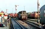 Nachdem sich im Bahnhof Westerland (Sylt) die Altonaer 212 145 und 260 286 vom Bw Flensburg auf einer Weiche etwas unsanft begegneten, sperrten sie nicht nur die 012 073 ein. Die vergeblich auf einen Zug wartenden Reisenden hatten wenigstens etwas zu schauen. (27.08.1970) <i>Foto: Jürgen Hagemann</i>