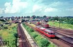 Blick von der Lübecker Kamelbrücke auf eine VT 98-Einheit, die nach Lübeck Hbf einfährt. Im Hintergrund ist das Bw Lübeck zu sehen. (08.1968) <i>Foto: Jürgen Hagemann</i>