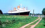 Die 1952 in der vierten Generation in Dienst gestellte MS "Europa" des Norddeutschen Lloyd auf dem Nord-Ostsee-Kanal bei Hochdonn. 1981 wurde das Schiff an die italienische Costa-Linie verkauft, und wurde 1985 verschrottet, nachdem es am 29. Juli 1984 in Cádiz die Hafenmole gerammt hatte. (09.1968) <i>Foto: Jürgen Hagemann</i>