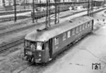 Die Deutsche Waggon- und Maschinenfabrik (DWM) in Berlin lieferte 1957 drei einteilige Salontriebwagen (One Car Command Train) an das "United States Army Transportation Corps" (USATC). Äußerlich ähnelten die Fahrzeuge dem ETA 150. Sie waren stets Eigentum der amerikanischen Armee und wurden durch die DB lediglich unterhalten. Der in Frankfurt/M beheimatete VT 33 803 wurde in Freiburg (Brsg) Hbf angetroffen, wohin er offenkundig einen Zwei-Sterne-General gebracht hatte. Der Triebwagen war mit einer leistungsfähigen Funkanlage ausgestattet und konnte damit auch als mobile Leitstelle genutzt werden, weshalb Fahrpläne und Einsätze des Fahrzeugs strenger Geheimhaltung unterlagen. Fotos der drei Triebwagen entstanden daher eher zufällig, wobei der Fotograf aber keine Konsequenzen für seine Aufnahme befürchten musste. (05.05.1961) <i>Foto: Basil Roberts</i>