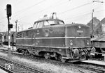V 80 006 vom Bw Bamberg in Nürnberg Hbf. Im Zuge von Schalldämpfungsmaßnahmen setzte man der Lok einen riesigen Auspuffschalldämpfer auf das Führerhausdach. V 80 006 erhielt als erste Lok während eines AW-Aufenthalts vom 12.02. bis 12.04.1957 den Schalldämpfer, der sich von den Ausführungen der anderen Loks durch die Kastenform mit Kühlschlitzen deutlich unterschied. Die Maßnahme senkte den Geräuschpegel auf dem Führerstand um 15 bis 17 phon auf eine mittlere Lautstärke von 90,5 phon. Nach heutigen Maßstäben hätte die Lok dennoch nur mit Hörschutz bedient werden dürfen. (18.06.1962) <i>Foto: Basil Roberts</i>