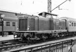 V 100 1023 (Bw Nürnberg Hbf) vor N 4613 nach Neuhaus (Pegnitz) in Nürnberg Hbf. (18.06.1962) <i>Foto: Basil Roberts</i>