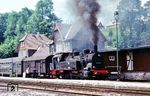 Der Heizer der 94 1175 (Bw Suhl) legt vor der Abfahrt des P 3077 im Bahnhof Schmiedefeld am Rennsteig nochmals kräftig auf, bevor es in die Steilstrecke nach Rennsteig geht. (08.1970) <i>Foto: Rolf Hahmann</i>